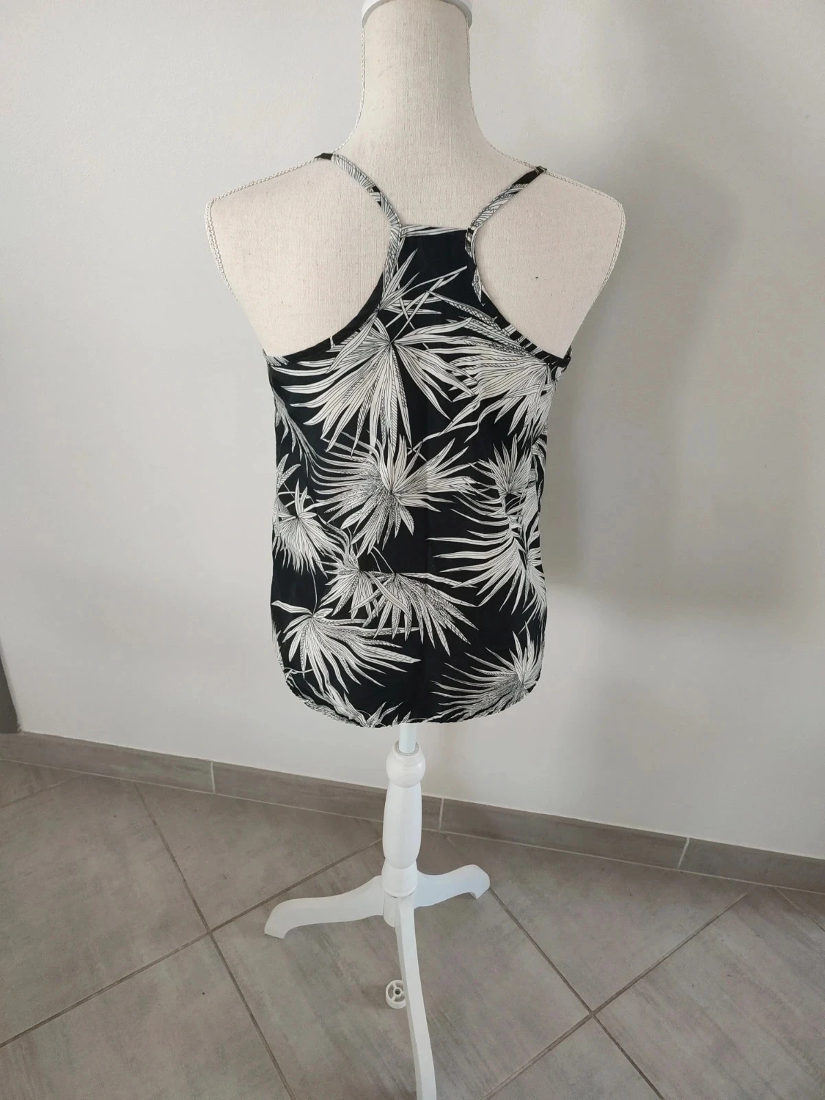Women's size M tank top – photo 3